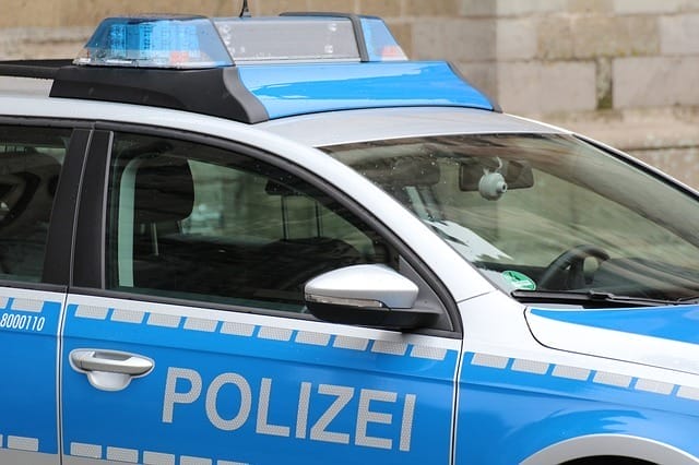 Polizeiauto im Einsatz – Symbol für staatliche Strafverfolgung in allgemeinen Strafsachen
