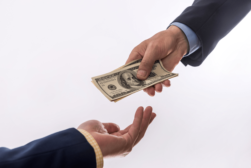Geldübergabe zwischen zwei Personen